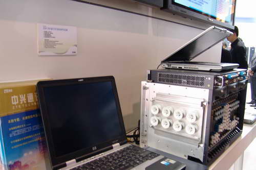 2005中国国际通信展中兴展台 科技盛宴上的产品秀